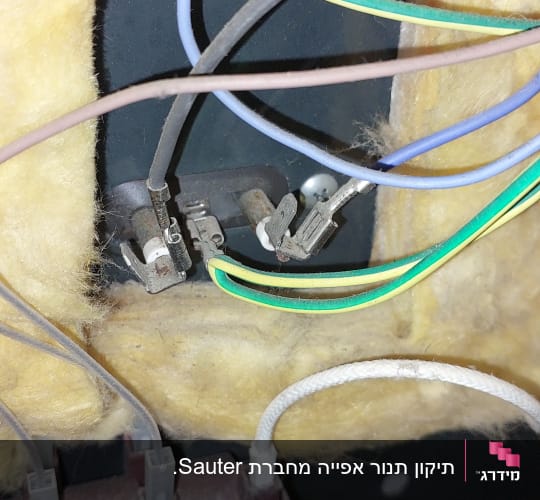 חוטי חשמל צבעוניים מחוברים למתגים בתוך קופסה